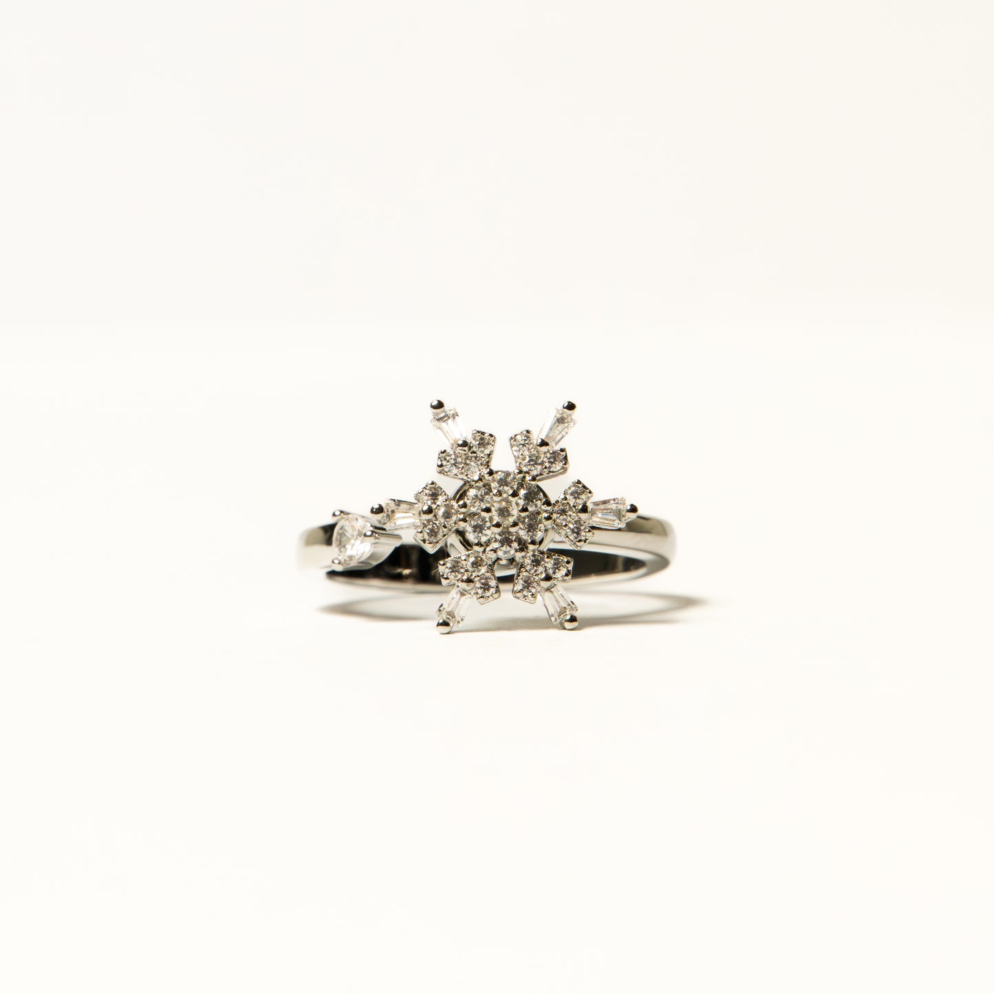 Anillo Giratorio Copo de Nieve Zirconias - Agosto 18