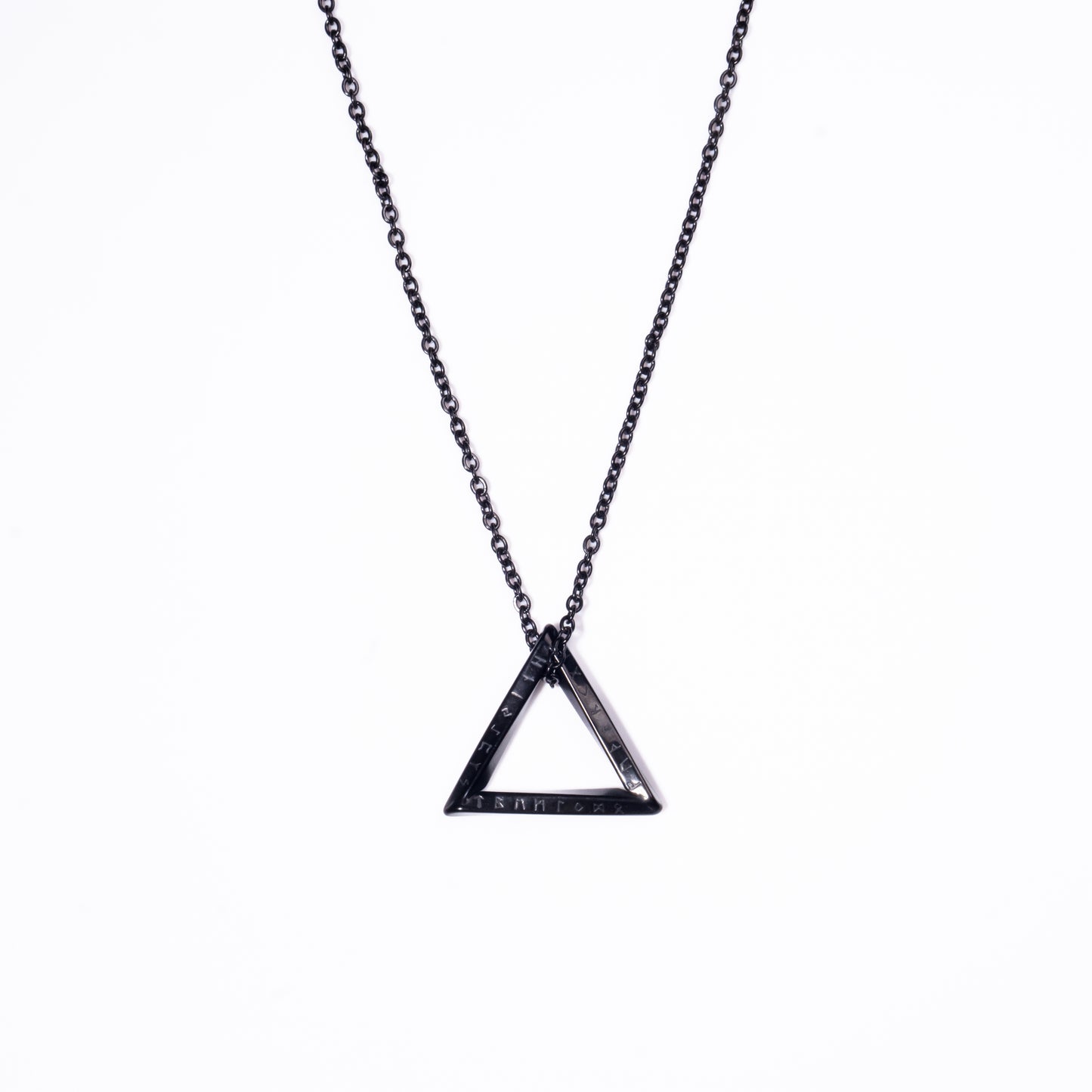 Hombre Collar Triangulo Negro