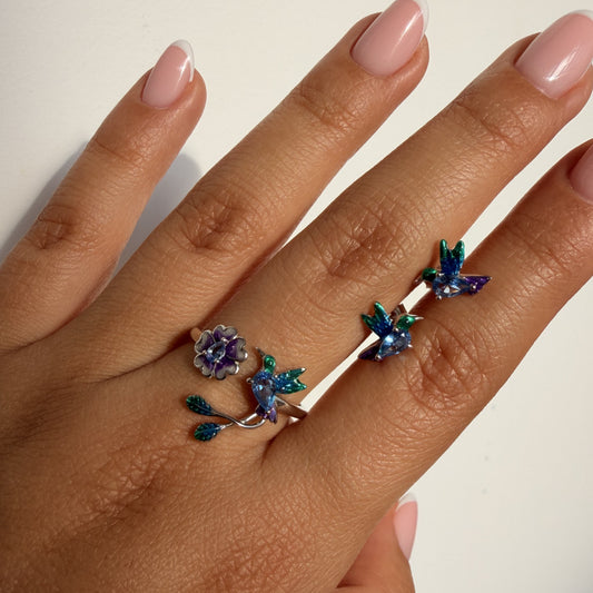 Set Anillo Colibrí y Flor Lila y Aretes Colibrí Plata S925 en mano