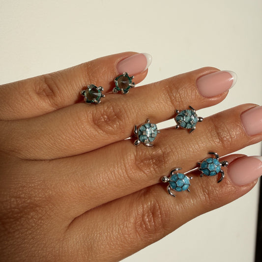 Aretes Plata S925 Tortuga Pavé Azul en mano