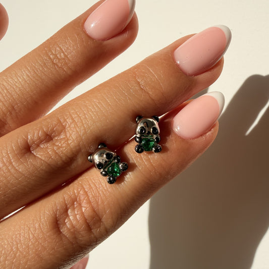 Aretes Plata S925 Panda Corazón Verde en mano