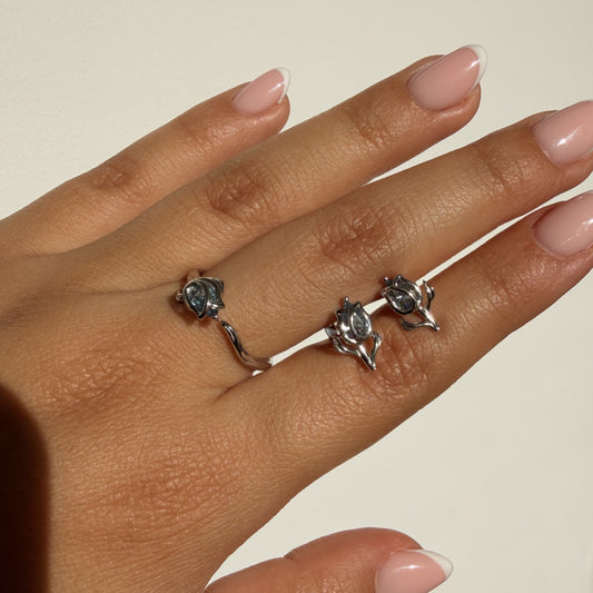 Set Anillo y Aretes Plata S925 Tulipán Azul en mano