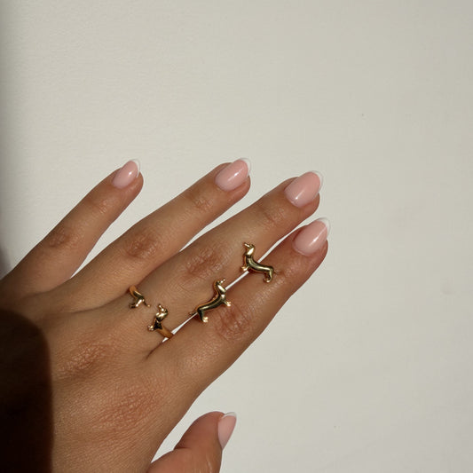 Set Anillo y Aretes Dorados Plata S925 Salchicha en mano