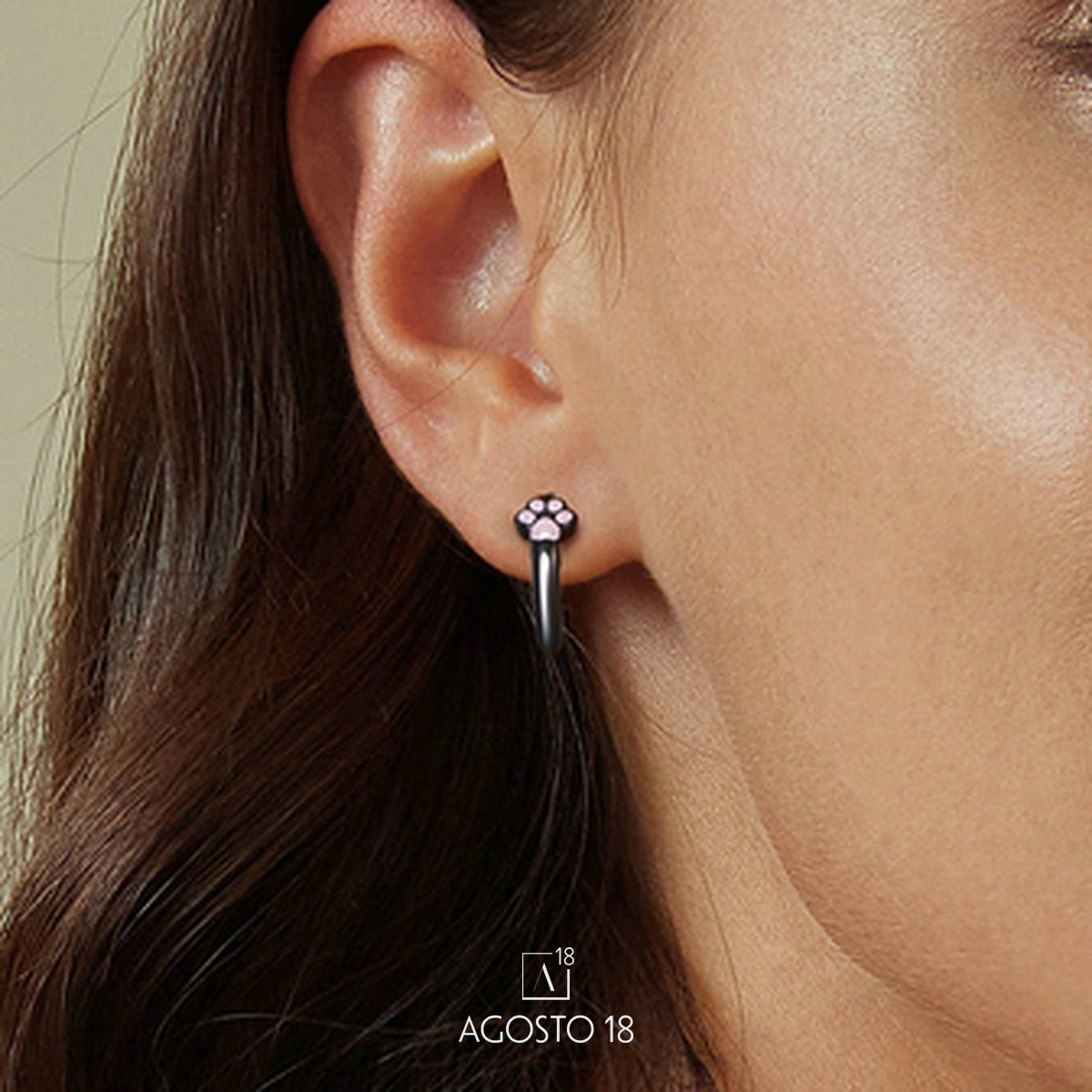 Aretes Argolla Negros Plata S925 Huella de Gato – así se ve puesto