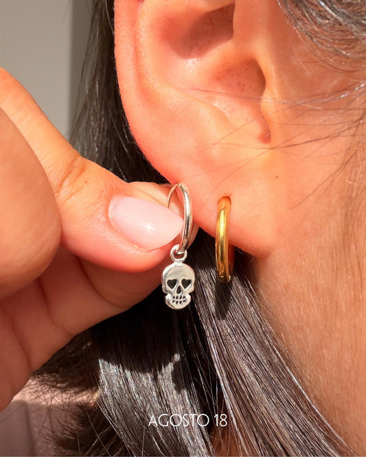Aretes Calavera Cristal Plata S925 puestos en modelo