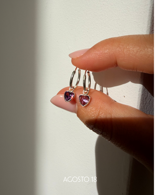 Aretes Corazon Amatista Plata S925 puestos en modelo