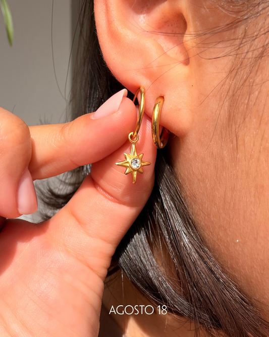 Aretes Estrella Ocho Puntas Dorados Plata S925 puestos en modelo