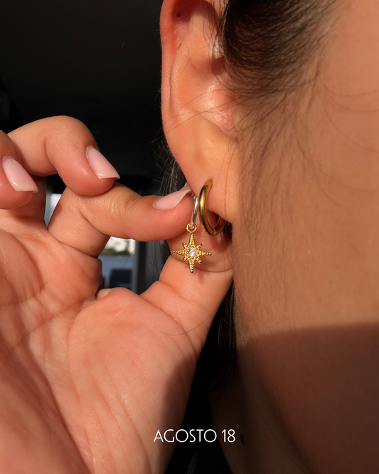 Aretes Estrella Polar Dorados Plata S925 puestos en modelo