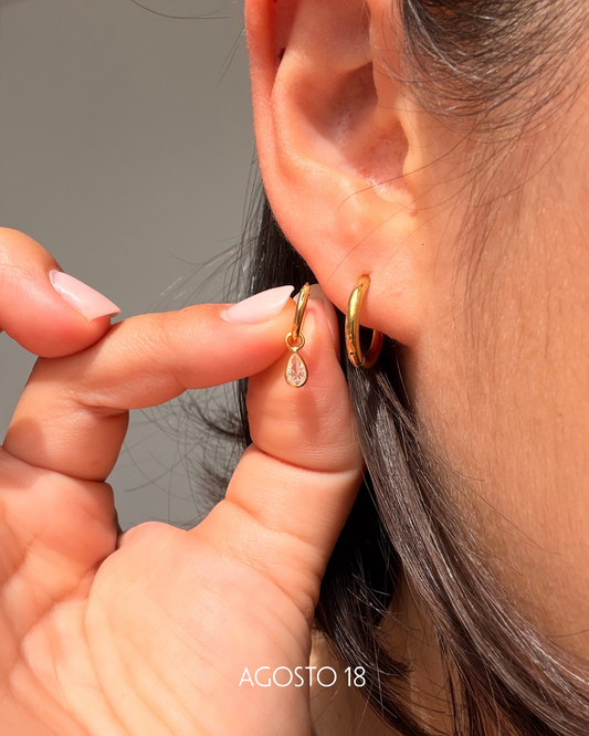 Aretes Gota Cristal Dorados Plata S925 puestos en modelo