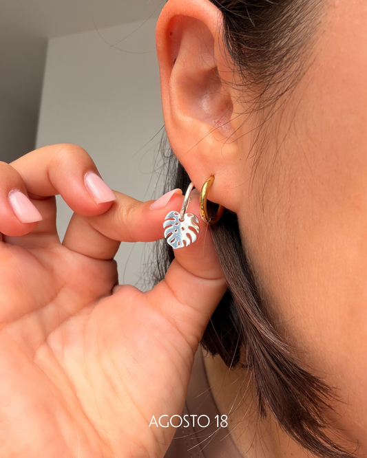 Aretes Hoja Monstera Plata S925 puestos en modelo
