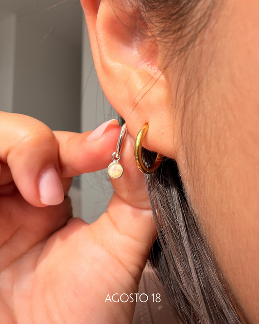 Aretes Opalo Blanco Plata S925 puestos en modelo