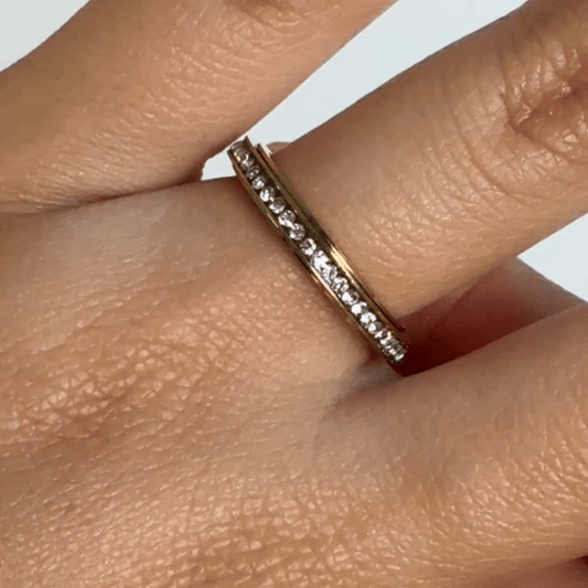 Anillo Deslizante Delgado Zirconias Dorado