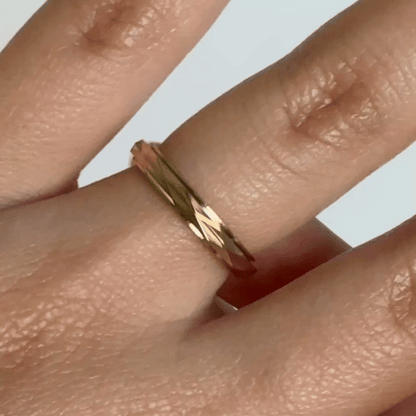 Anillo Deslizante Delgado Textura 2 Dorado