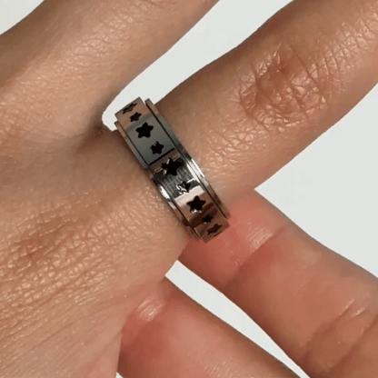 Anillo Deslizante Estrellas Negras Plateado
