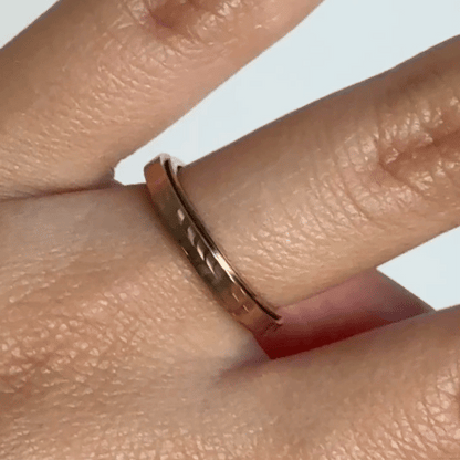 Anillo Deslizante Delgado Hammered Oro Rosa