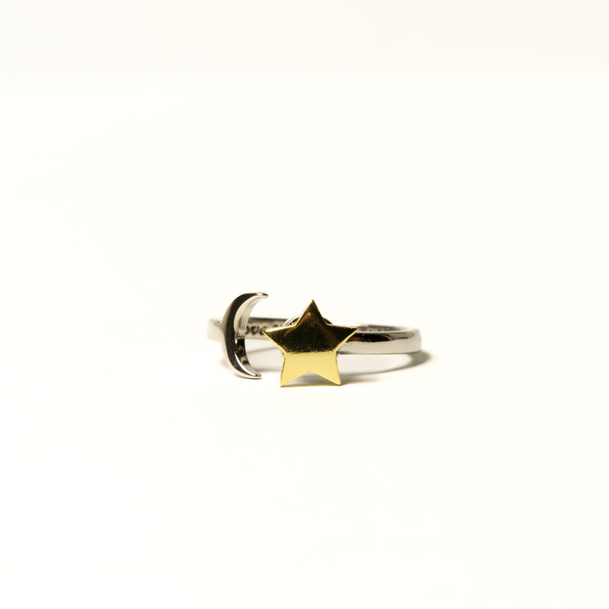 Anillo Giratorio Grabado Estrella y Luna - Agosto 18