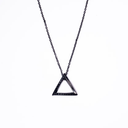 Hombre Collar Triangulo Negro