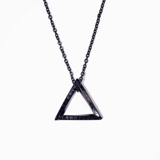 Hombre Collar Triangulo Negro