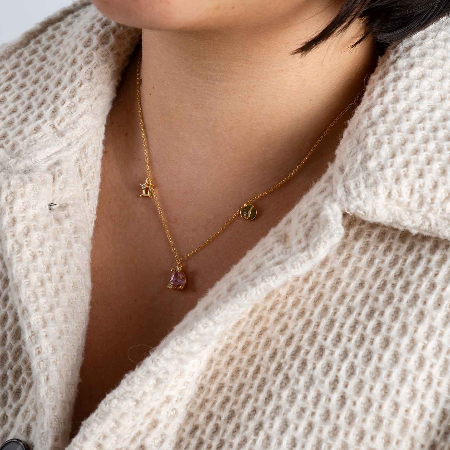 Collar Constelación Géminis S925 dorado en modelo
