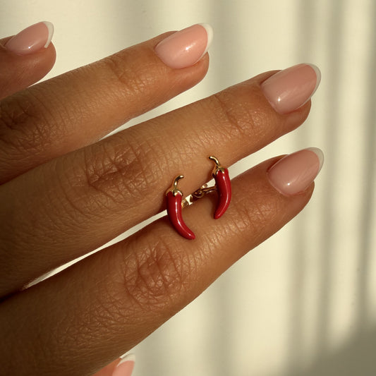 Aretes Dorados Plata S925 Chile Rojo en mano