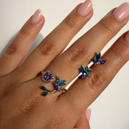 Set Anillo Colibrí y Flor Lila y Aretes Colibrí Plata S925 en mano