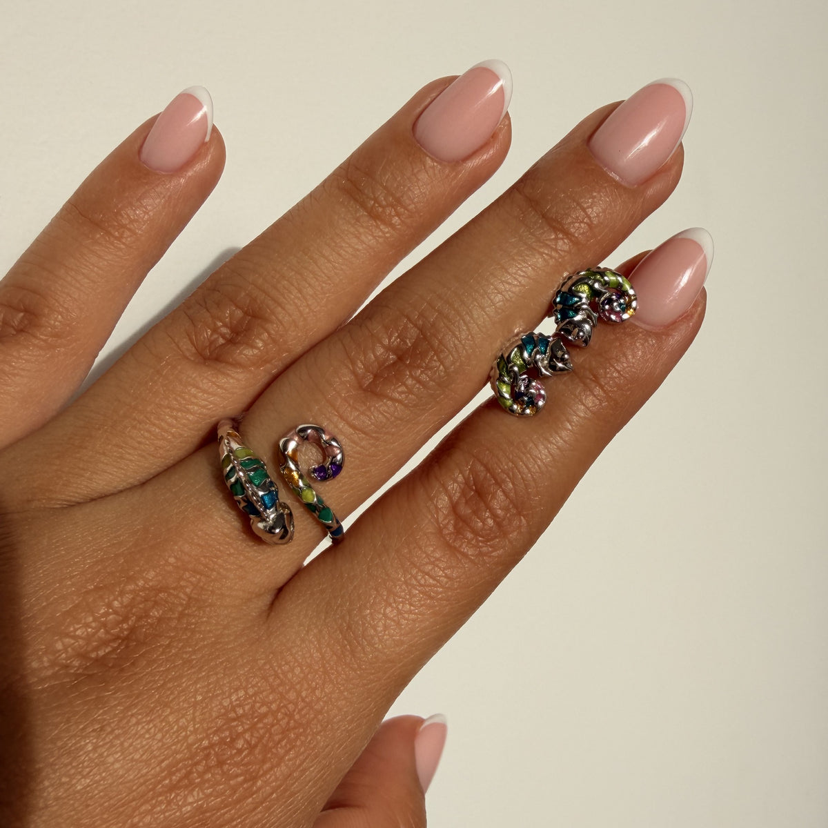 Set Anillo y Aretes Plata S925 Camaleón Multicolor en mano