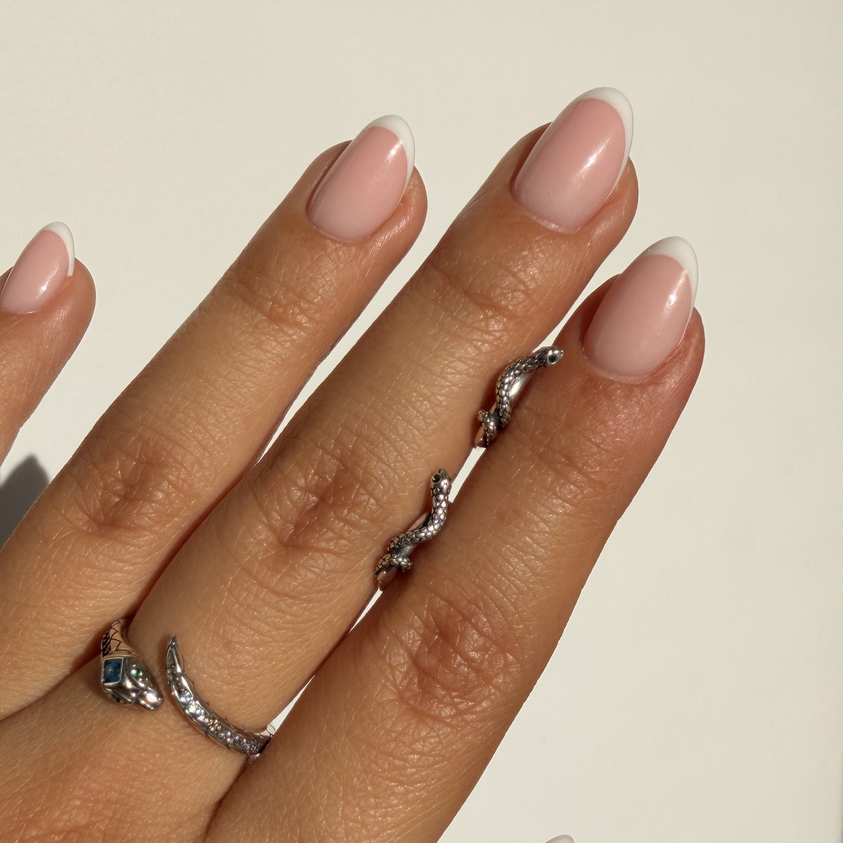 Set Anillo Serpiente Cristal Azul y Aretes Argolla Serpiente Plata S925 en mano