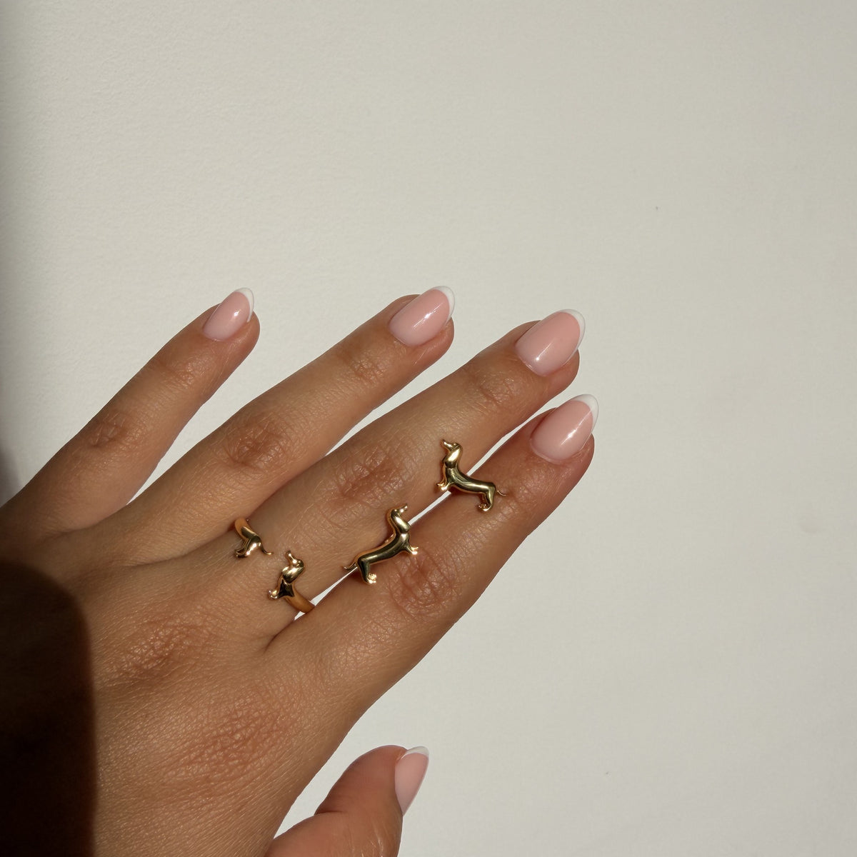 Set Anillo y Aretes Dorados Plata S925 Salchicha en mano