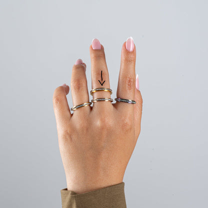 Anillo Deslizante Delgado Zirconias Dorado