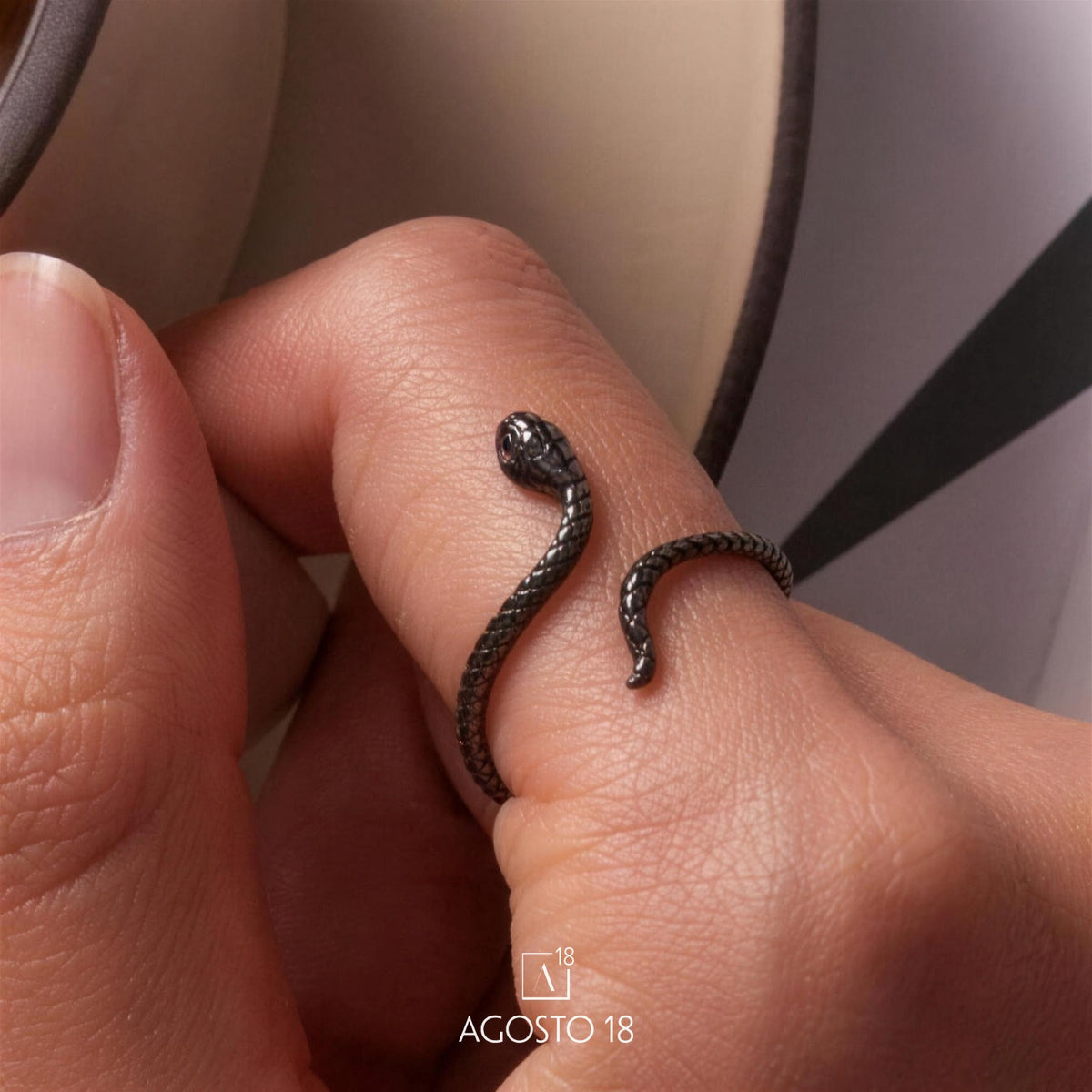Anillo Negro Plata S925 Serpiente Mística – así se ve puesto