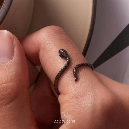 Anillo Negro Plata S925 Serpiente Mística – así se ve puesto