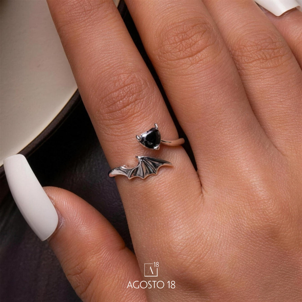 Anillo Plata S925 Corazón Negro y Ala – así se ve puesto