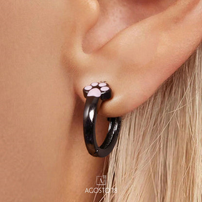Aretes Argolla Negros Plata S925 Huella de Gato – así se ve puesto