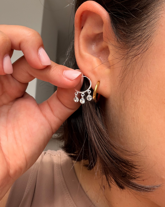 Aretes Argolla Tres Cristales Plata S925 puestos en modelo