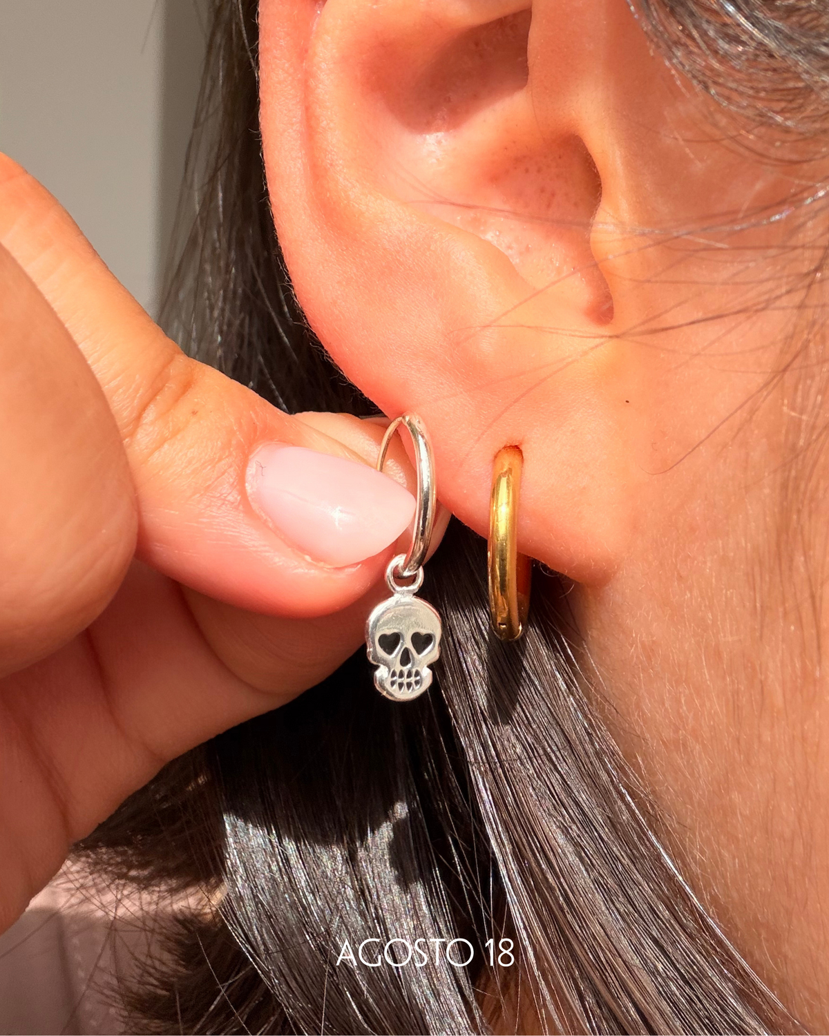 Aretes Calavera Cristal Plata S925 puestos en modelo