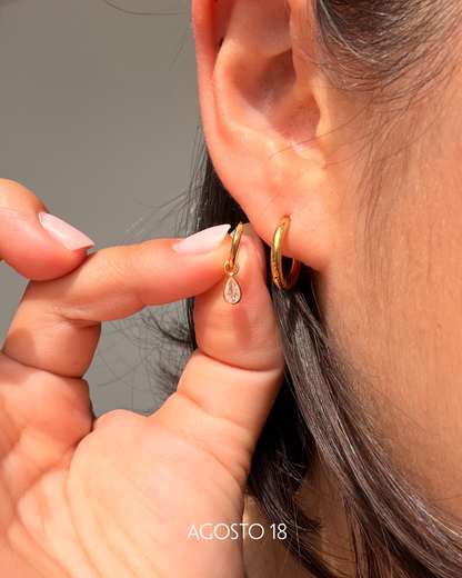 Aretes Gota Cristal Dorados Plata S925 puestos en modelo
