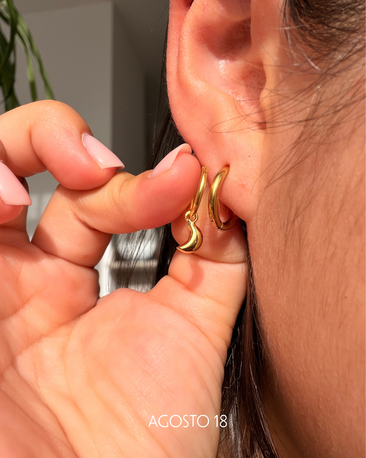 Aretes Luna y Estrella Dorados Plata S925 puestos en modelo