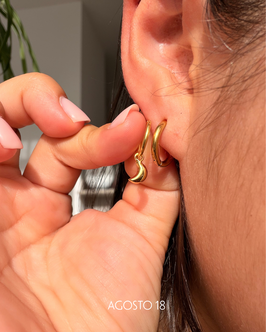 Aretes Luna y Estrella Dorados Plata S925 puestos en modelo