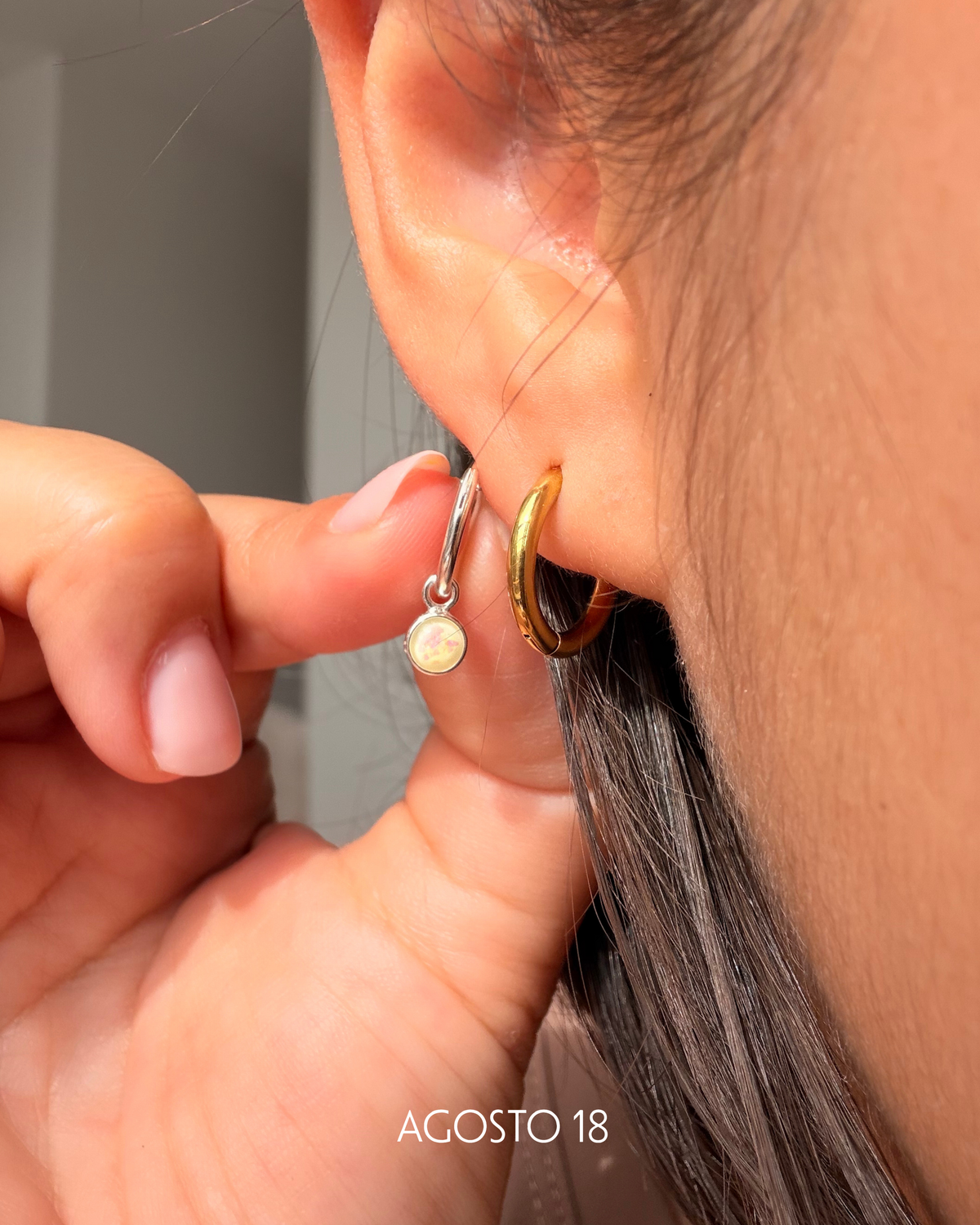 Aretes Opalo Blanco Plata S925 puestos en modelo