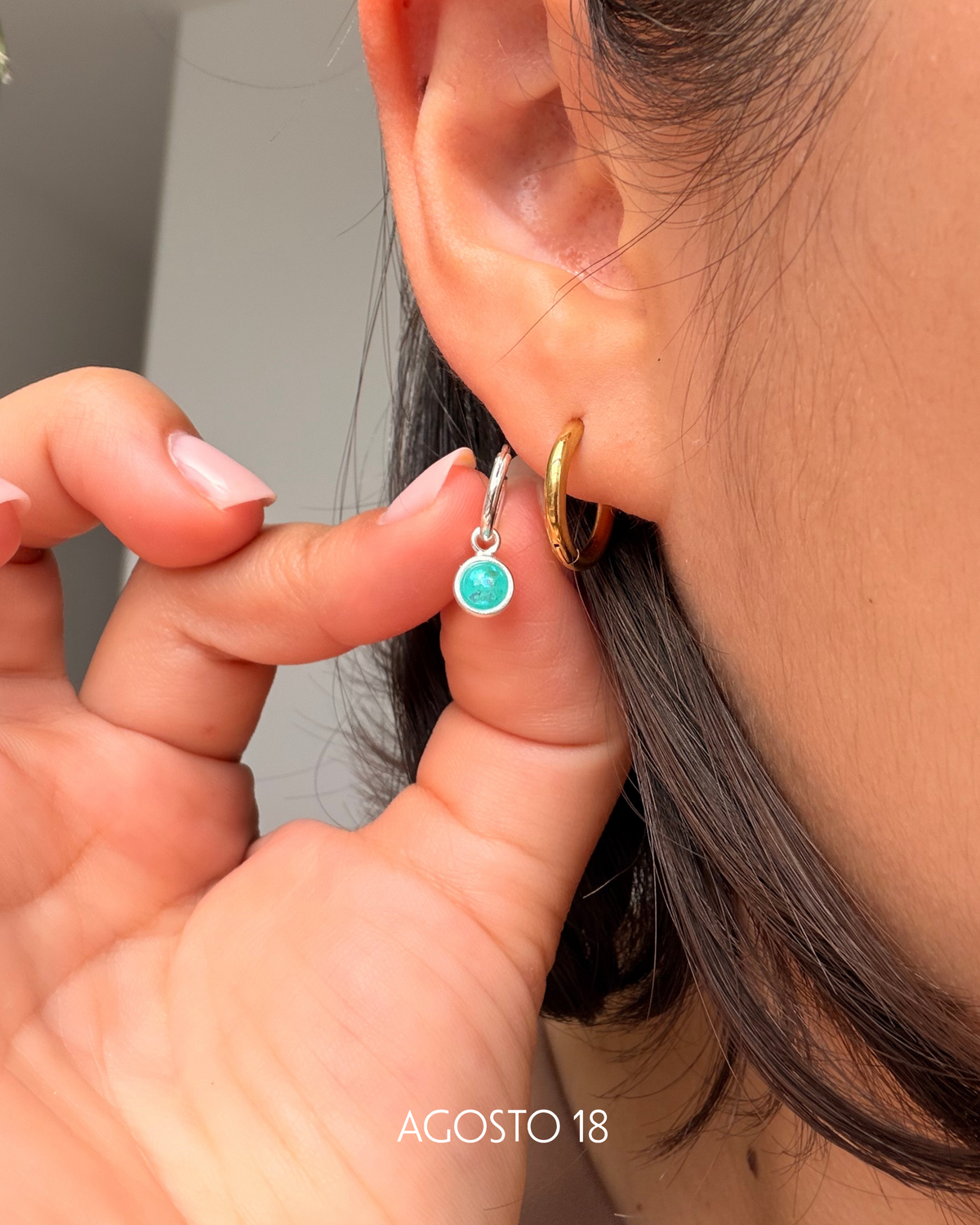 Aretes Opalo Menta Plata S925 puestos en modelo