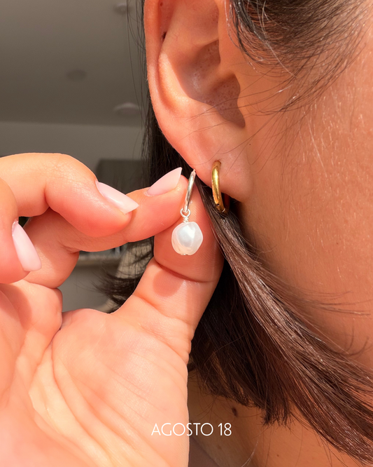 Aretes Perla Barroca Plata S925 puestos en modelo