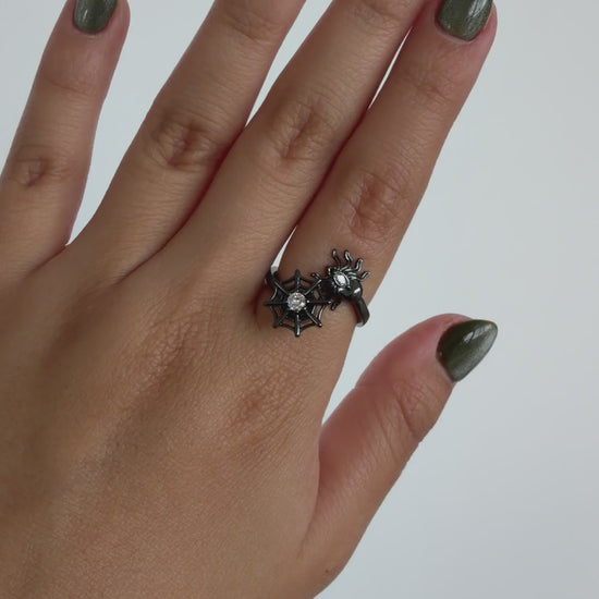 Anillo Anti-Estrés Julio Telaraña Negro — video del producto girando en la mano