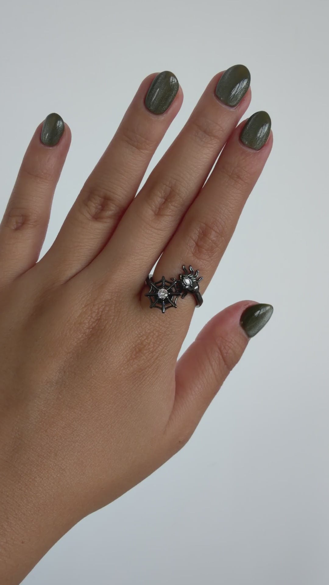 Anillo Anti-Estrés Julio Telaraña Negro — video del producto girando en la mano