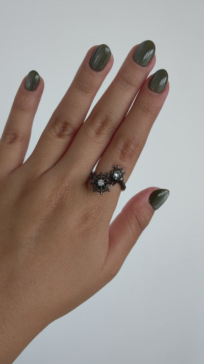 Anillo Anti-Estrés Julio Telaraña Negro — video del producto girando en la mano