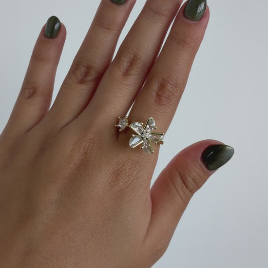 Anillo Anti-Estrés Kalyra — video del producto girando en la mano