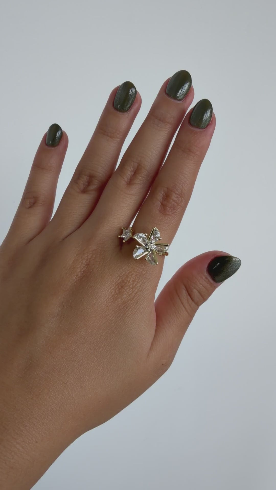 Anillo Anti-Estrés Kalyra — video del producto girando en la mano