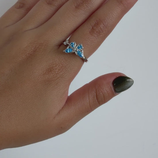 Anillo Giratorio Mariposa Plateado y Celeste — video del producto girando en la mano