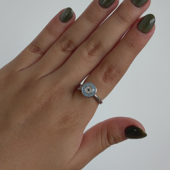 Anillo Giratorio Ojo Turco Plateado — video del producto girando en la mano