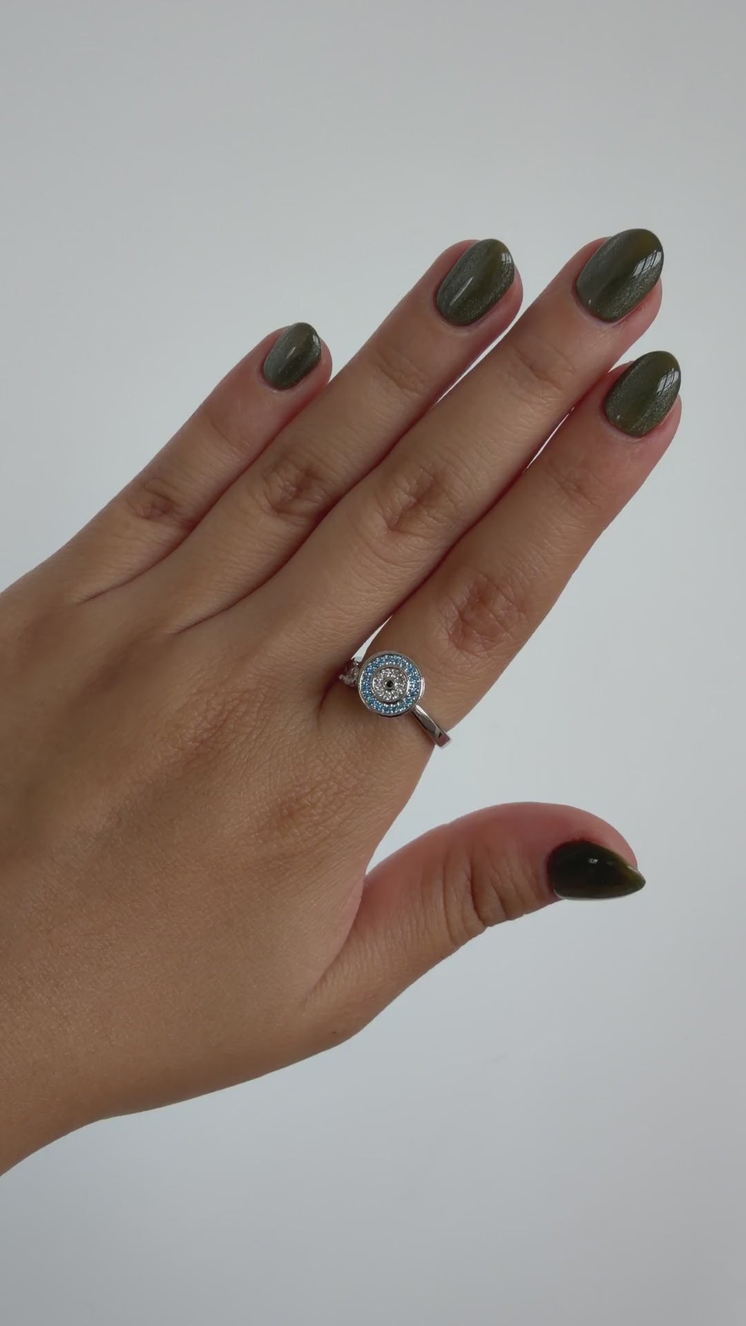 Anillo Giratorio Ojo Turco Plateado — video del producto girando en la mano