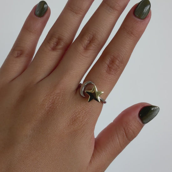 Anillo Giratorio Grabado Estrella y Luna — video del producto girando en la mano